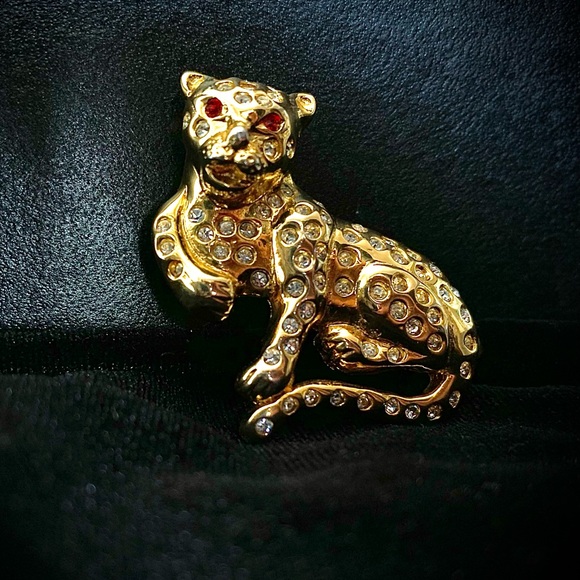 VINTAGE LEOPARD PIN- SIGNED GOLD TONE LEOPARD BROOCH. ESTATE JEWELRY VINTAGE - Picture 1 of 4